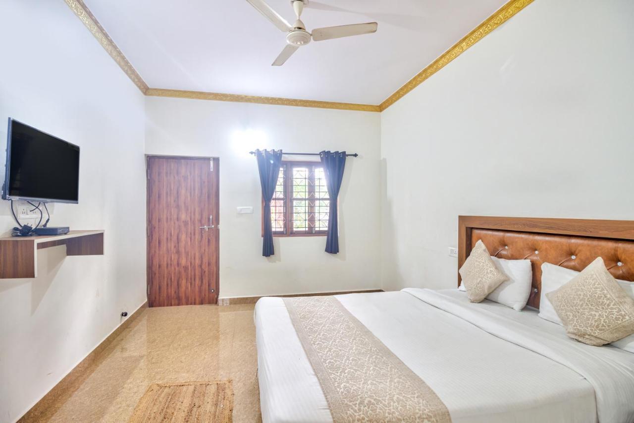 Calangute Bay Hotel Exterior photo