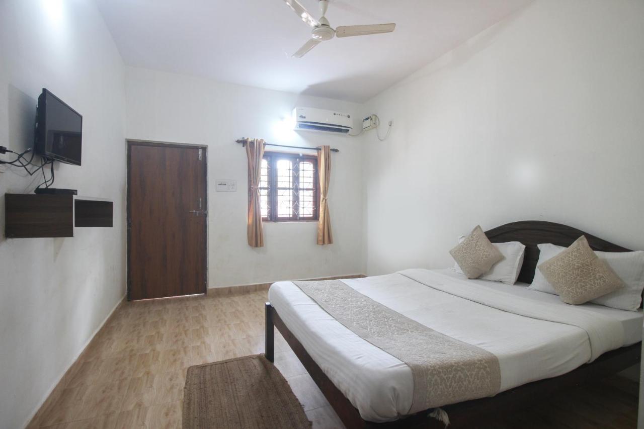Calangute Bay Hotel Exterior photo